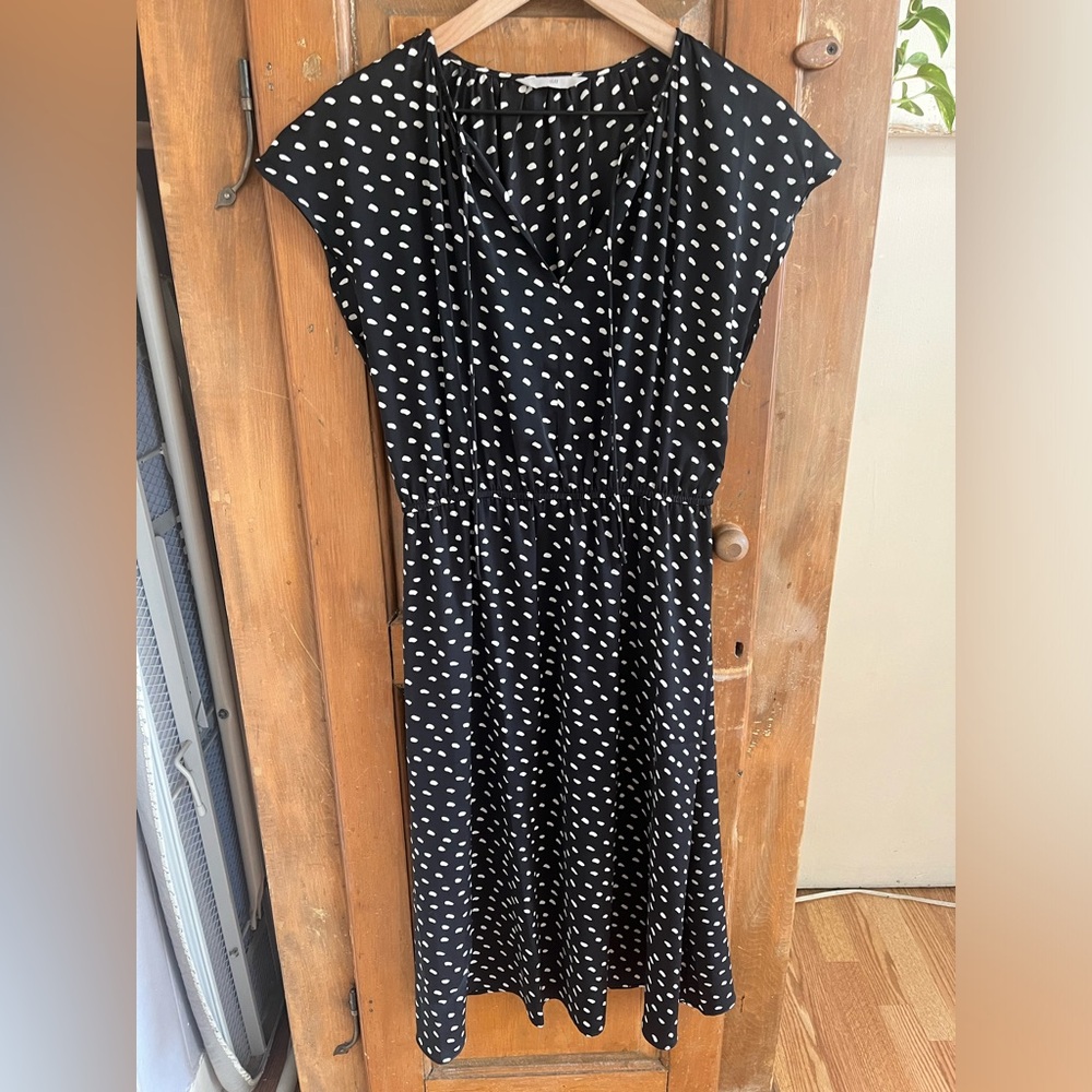 Polka dot v-neck mid-length dress